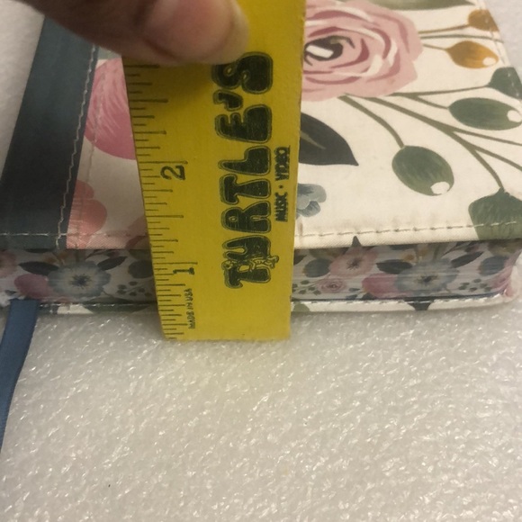 The pocket Bible Devotional for Women - Picture 4 of 12